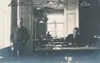 Vykort föreställande interiören av Postkontoret Insjön, 1915. Några medarbetare syns också på bilden.