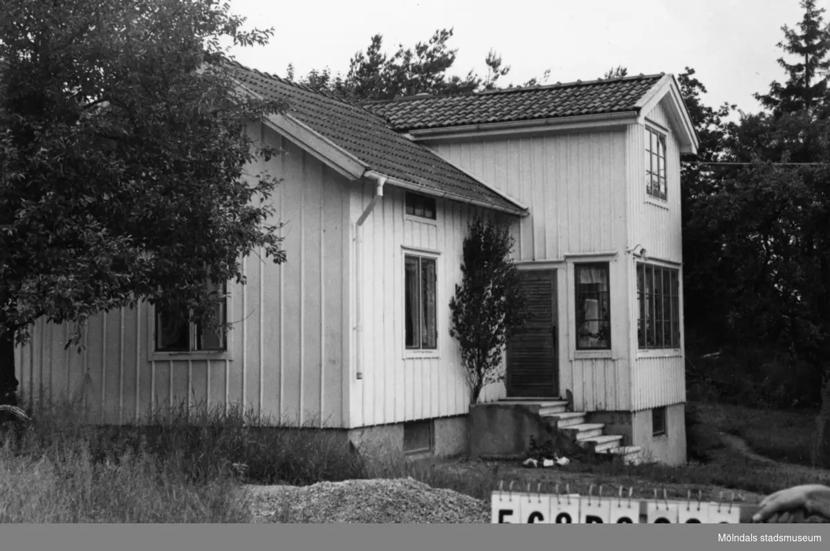 Byggnadsinventering i Lindome 1968. Skäggered 2:12.
Hus nr: 568B2006.
Benämning: permanent bostad, ladugård och fyra redskapsbodar.
Kvalitet, bostadshus och ladugård: god.
Kvalitet, redskapsbodar: mindre god.
Material: trä.
Tillfartsväg: framkomlig.