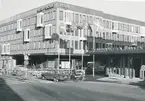 Fotografi föreställande exteriören av Lunds Postkontor, 1967.