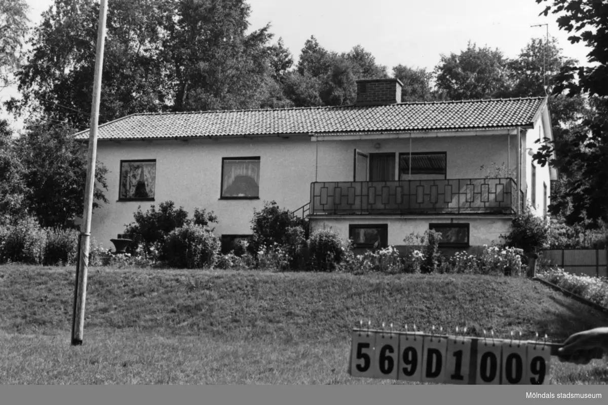 Byggnadsinventering i Lindome 1968. Berget 1:3 A.
Hus nr: 569D1009.
Benämning: permanent bostad, ladugård, två redskapsbodar och två växthus.
Kvalitet, bostadshus: mycket god.
Kvalitet, övriga: mindre god.
Material, bostadshus: sten, puts.
Material, övriga: trä.
Tillfartsväg: framkomlig.
Renhållning: soptömning.