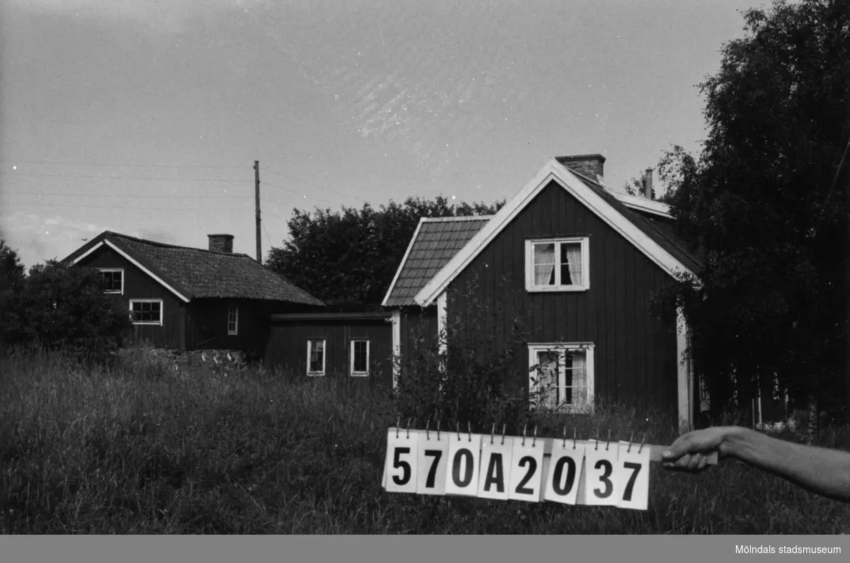 Byggnadsinventering i Lindome 1968. Annestorp 6:16.
Hus nr: 570A2037.
Benämning: permanent bostad och två redskapsbodar.
Kvalitet: mindre god.
Material: trä.
Tillfartsväg: framkomlig.