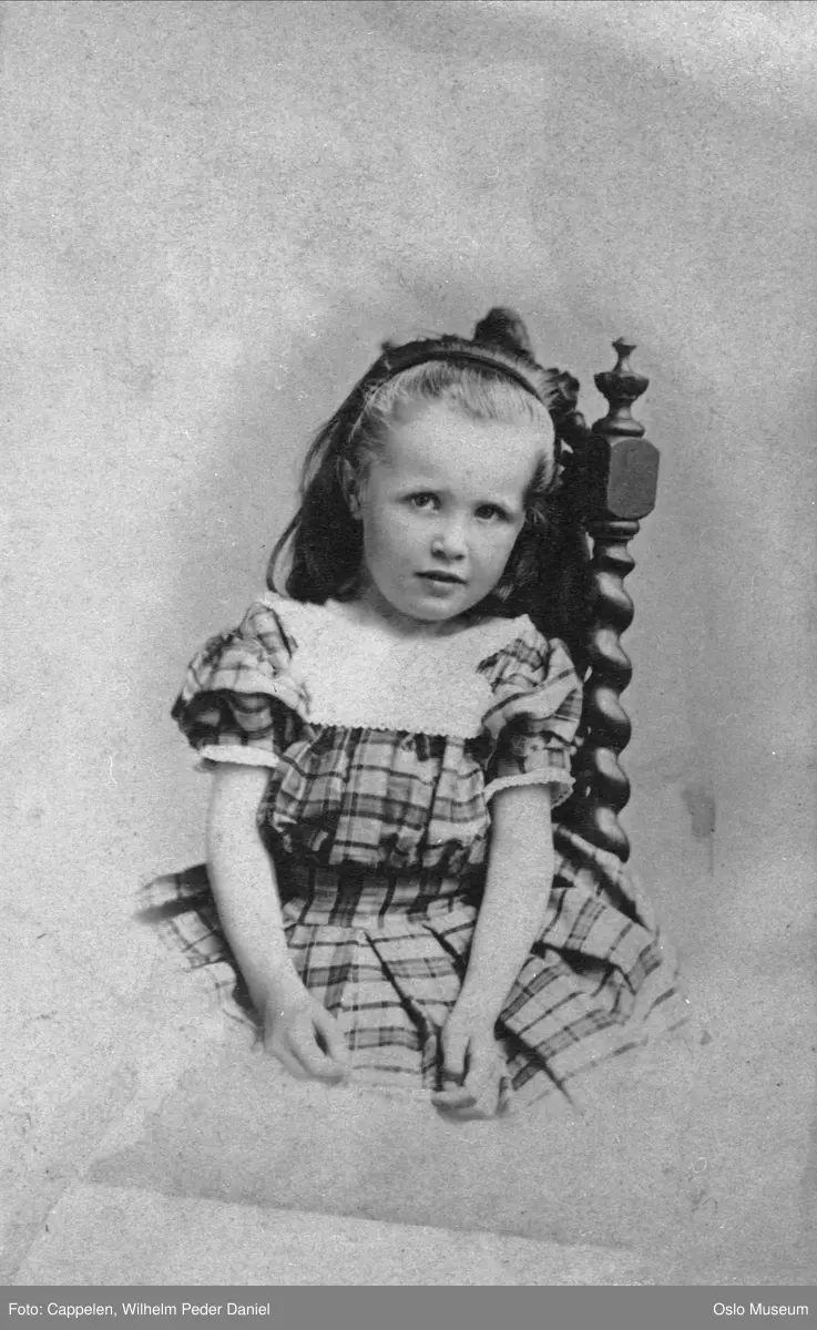 portrett, jente, vignettert sittende halvfigur