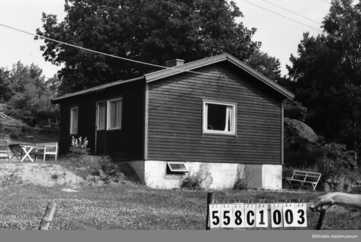 Byggnadsinventering i Lindome 1968. Långås 1:17.
Hus nr: 558C1003.
Benämning: fritidshus och redskapsbod.
Kvalitet, bostadshus: god.
Kvalitet, redskapsbod: mindre god.
Material: trä.
Tillfartsväg: framkomlig.