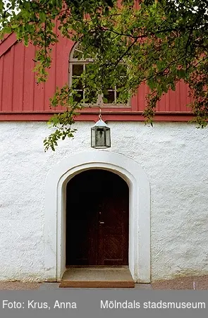 Kållereds kyrka - entré, vapenhus.