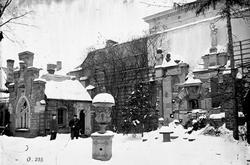 gårdsinteriør, snø, menn2