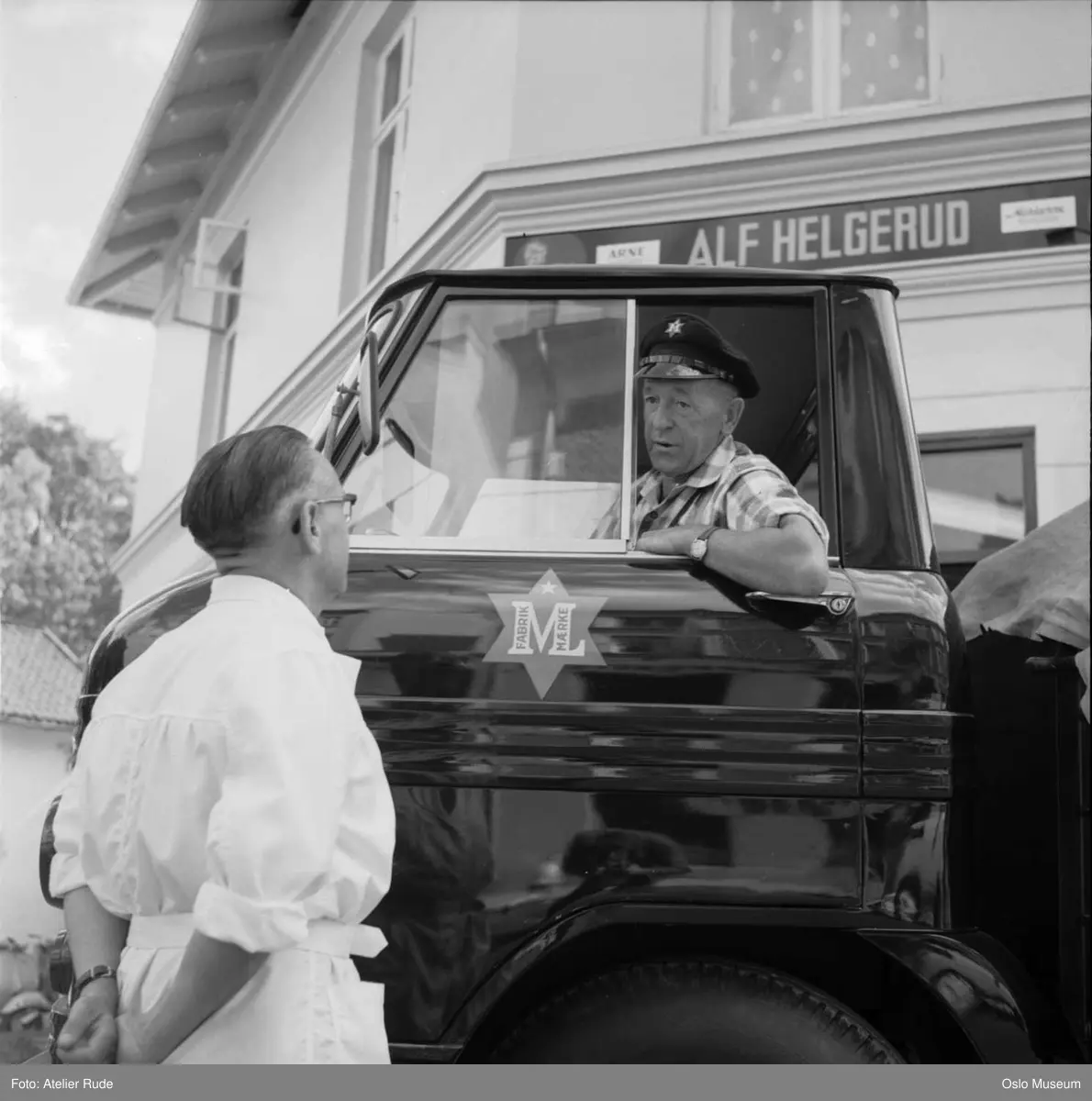 Alf Helgerud kolonialforretning, kjøpmann, ølbil fra Frydenlunds Bryggeri, ølkjører