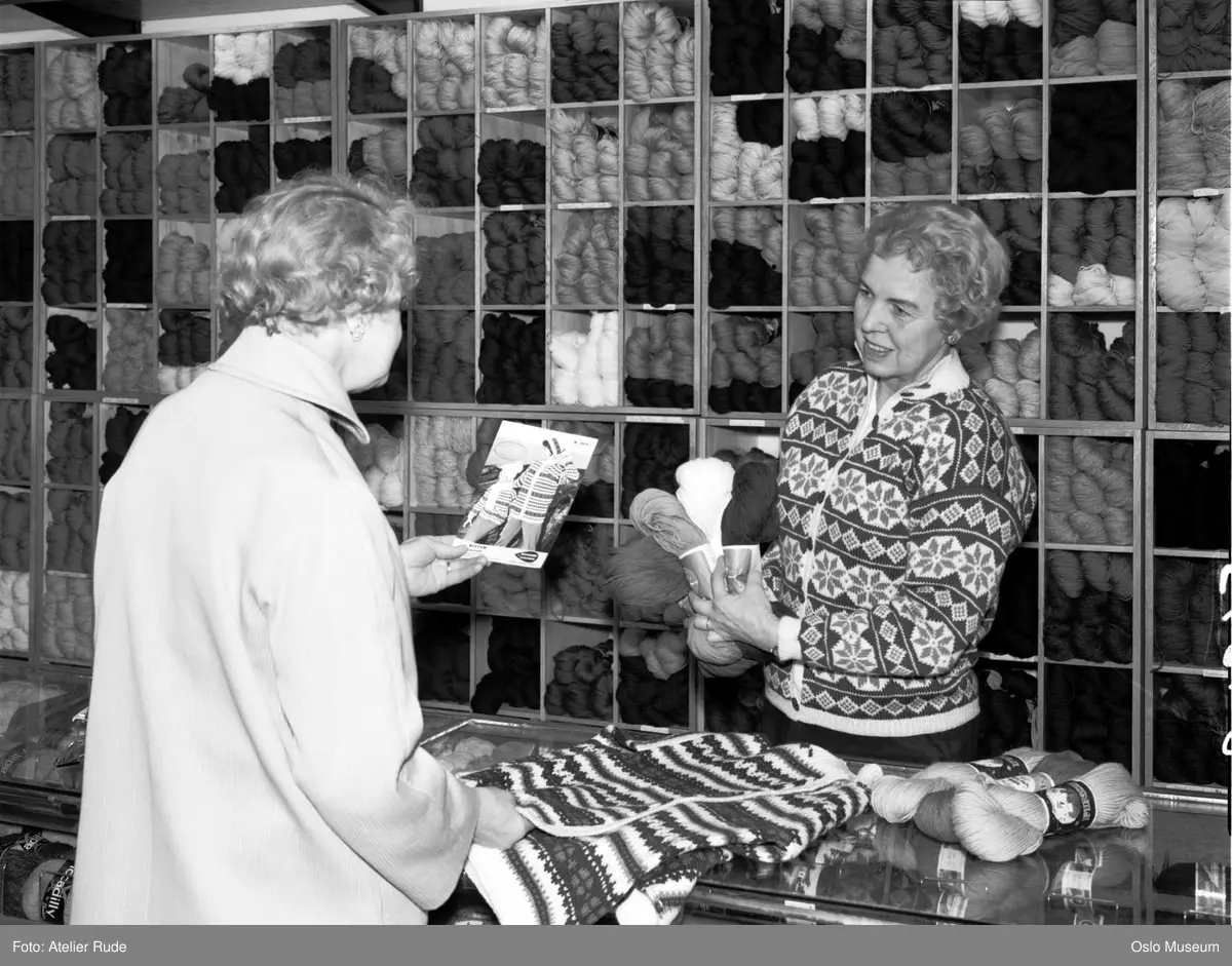 Brødrene Sørensens garnforretning, interiør, kvinner2, ekspeditrise, kunde, disk, hyller, strikkegarn, strikkeplagg, strikkeoppskrift