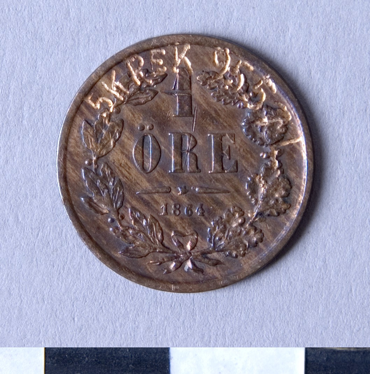 Åtsidan: Carl XV:s porträtt i profil.
Frånsidan: Lagerkrans.