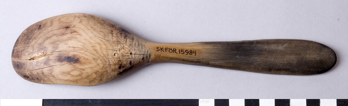 Träsked, maskingjord. Modell med ovalt skedblad och rakt handtag.