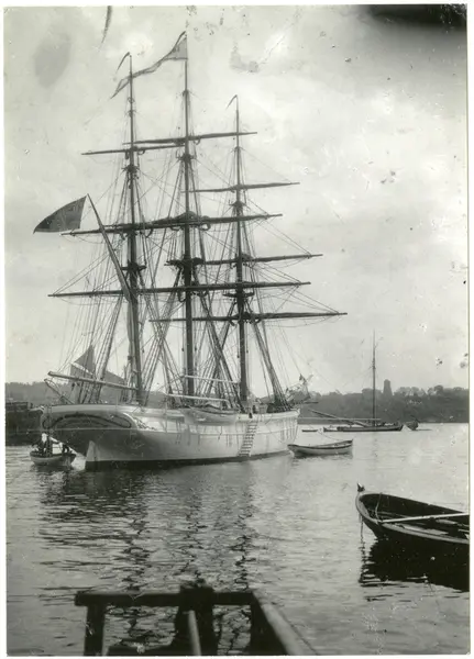 Skolskeppet Abraham Rydberg (I) för ankar.