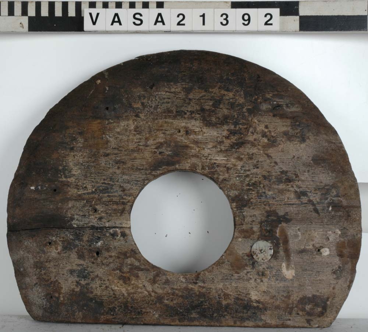 Del av skiva till lavetthjul.
Eventuellt 8579 (lös bricka).
Skivan har 22 st. spikhål.
Ena sidan har en 30 mm bred fasad kant.