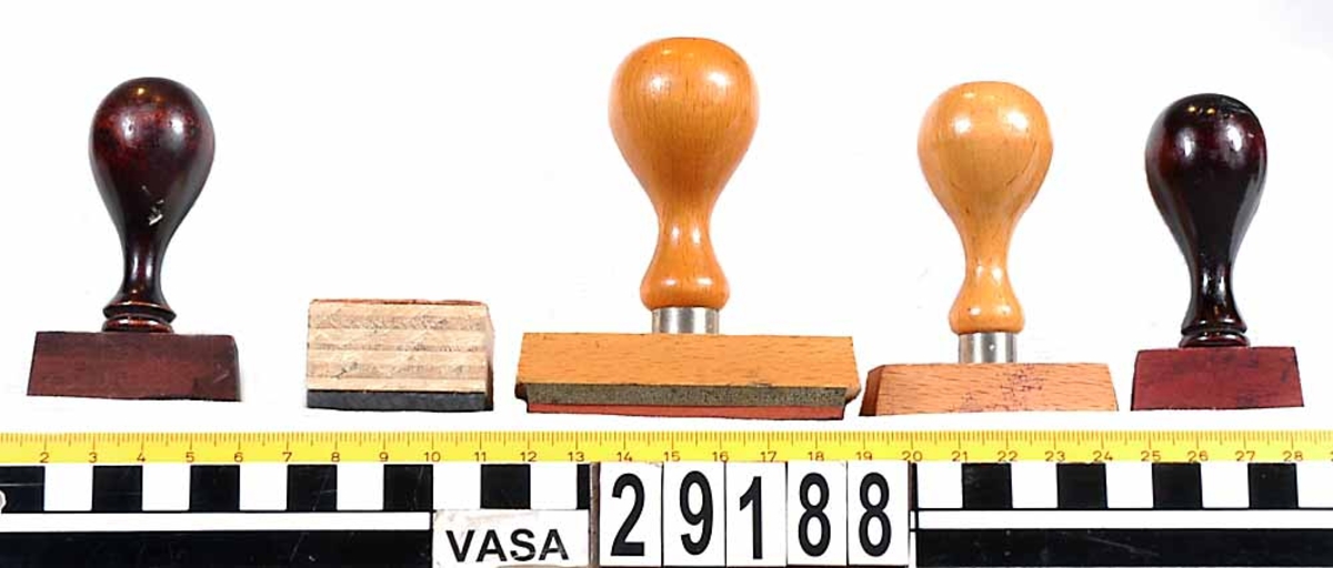 Fem trästämplar från Vasanämnden.
Stämpel 1: Brunt träskaft "Bestyrkes i tjänsten"
Stämpel 2: Fyrkantig "Wasanämnden" med bild av kärven.
Stämpel 3: Stor med träfärgat skaft "Wasanämnden Vidimeras: Granskad utan anmärkning Utbet. tillstyrkes Konto"
Stämpel 4: Träfärgat skaft "Tjänste Statens Sjöhistoriska Museum Wasanämnden Stockholm 100"
Stämpel 5: Brunt träskaft "Wasanämnden"