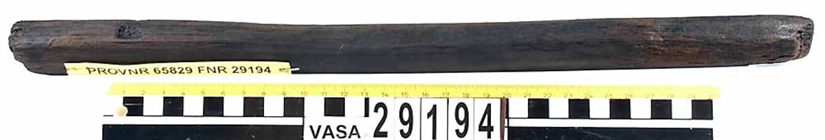 Dymling. Delvis av och delvis originalytor i båda ändarna.