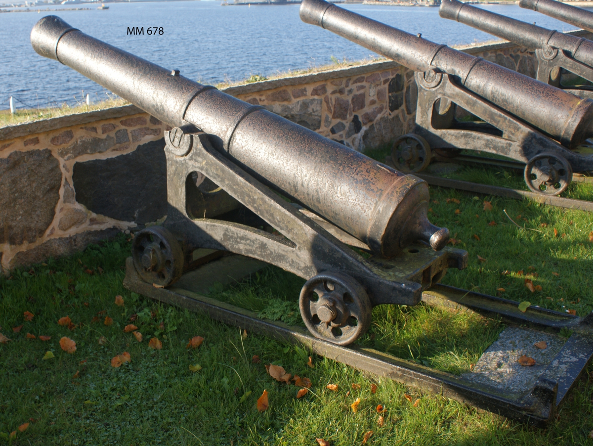6 pundig slätborrad framladdningskanon M/Ashling, av 310 kulors vikt, med lavett, L = 2050 mm B = 830 mm H = 1000 mm och kursör, av järn. Kanonens gjut. nr 34. Märkt å ena tappen "H" och å den andra "85".