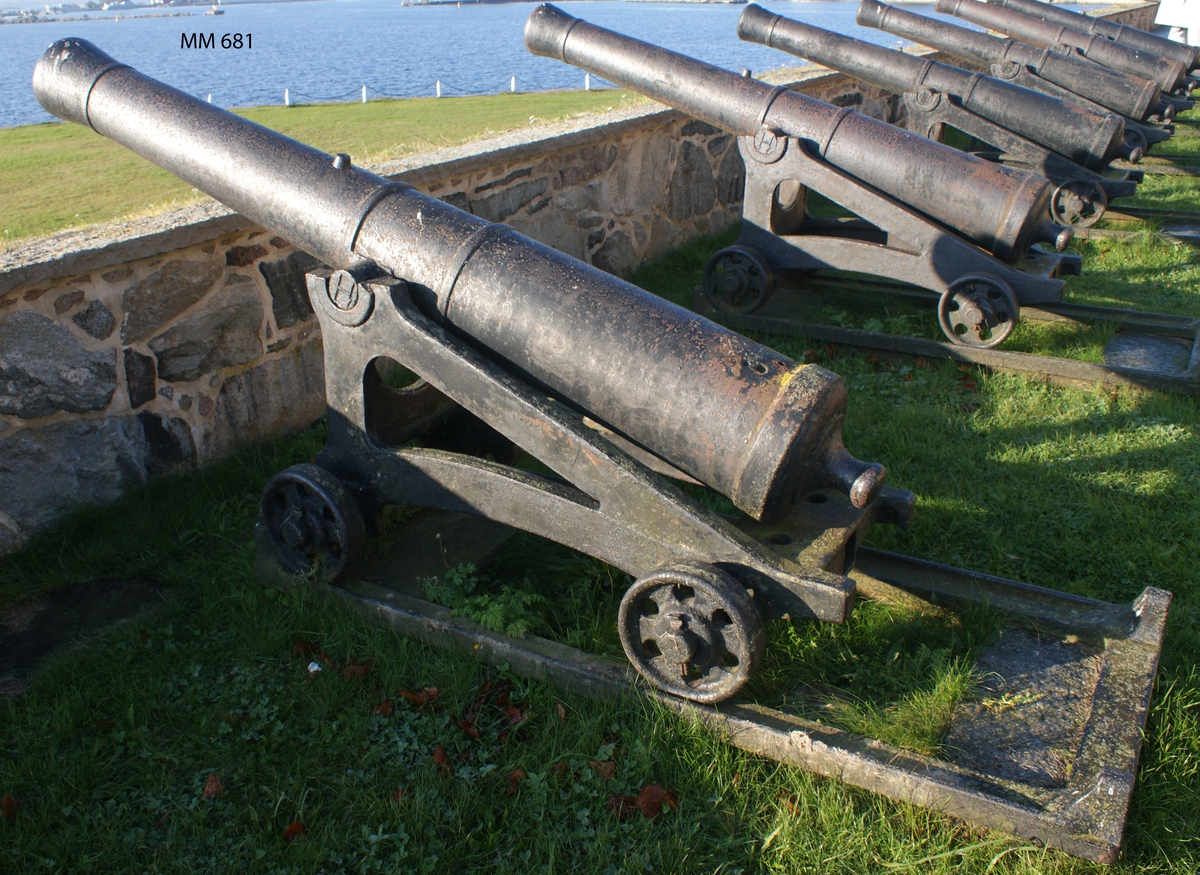 6 pundig slätborrad framladdningskanon M/Ashling, av 310 kulors vikt, med lavett, L = 2050 mm B = 830 mm H = 1000 mm och kursör, av järn. Kanonens gjut. nr 123. Märkt å ena tappen "H" och å den andra "86".