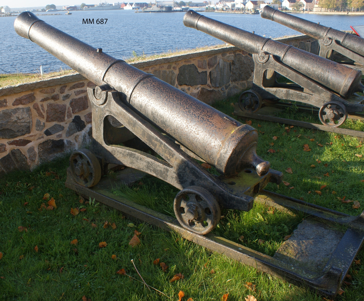 6 pundig slätborrad framladdningskanon M/Ashling, av 310 kulors vikt, med lavett, L = 2050 mm B = 830 mm H = 1000 mm och kursör, av järn. Kanonens gjut. nr 56. Märkt å ena tappen "H" och å den andra "86".