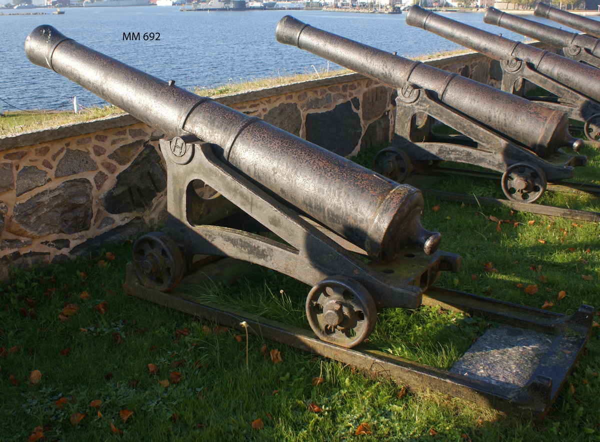 6 pundig slätborrad framladdningskanon M/Ashling, av 310 kulors vikt, med lavett, L = 2050 mm B = 830 mm H = 1000 mm och kursör, av järn. Kanonens gjut. nr 140. Märkt å ena tappen "H" och å den andra "87".