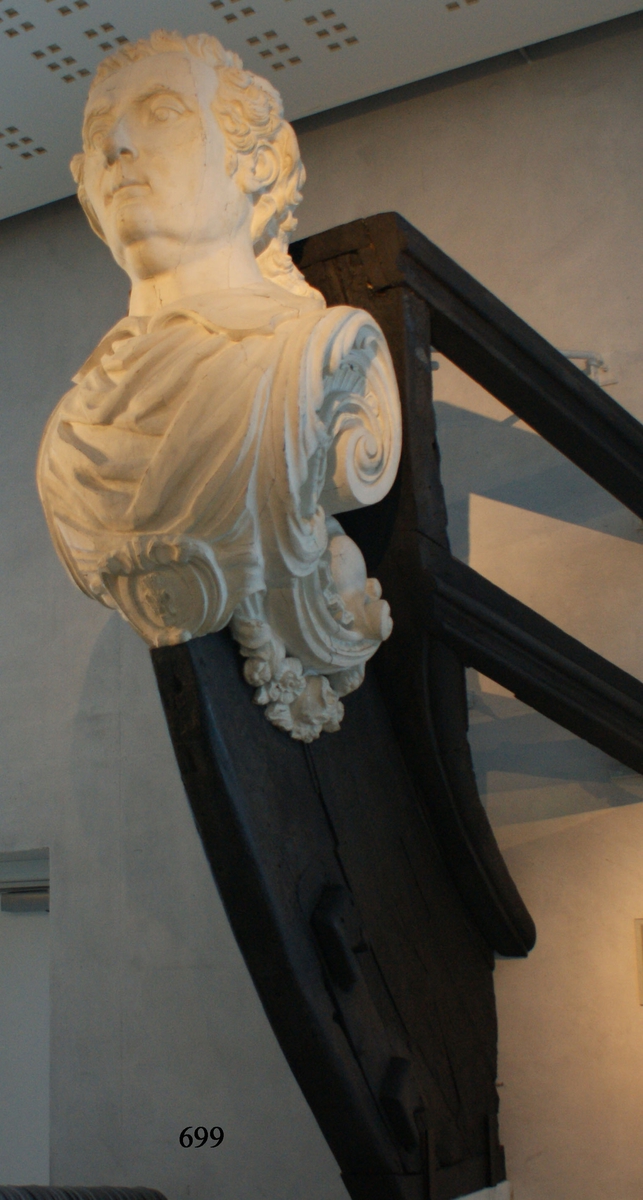 Galjonsfigur från fregatten af Chapman, Vitmålad byst av mansperson föreställande Henrik Fredrik af Chapman.

Konstnär: Emanuel Törnström (1798-1833)
