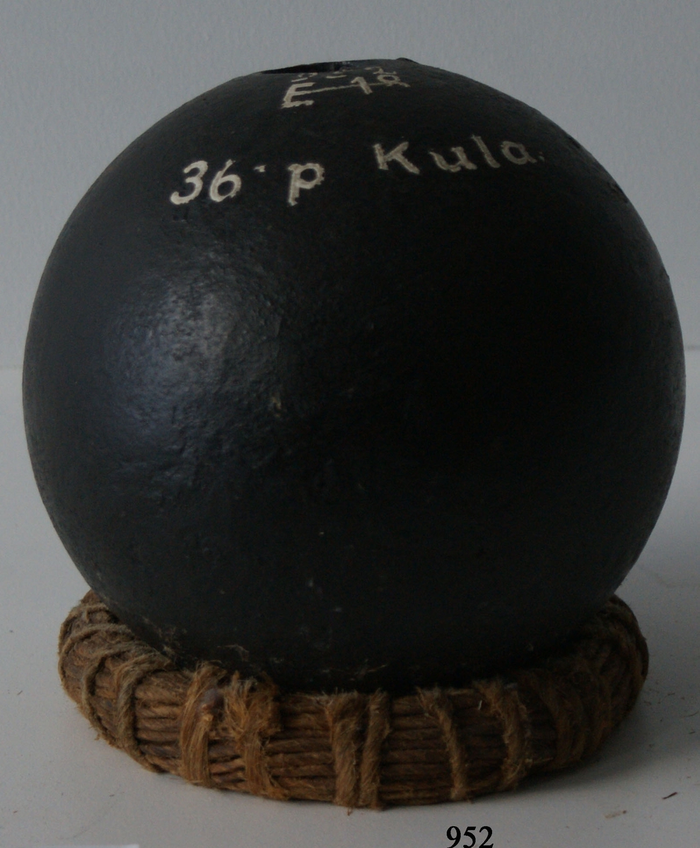 36-pundig kula, av gjutjärn.