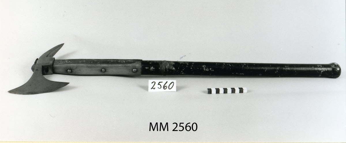 Änterbila modell 1780, av järn med skaft av trä, svartmålat.