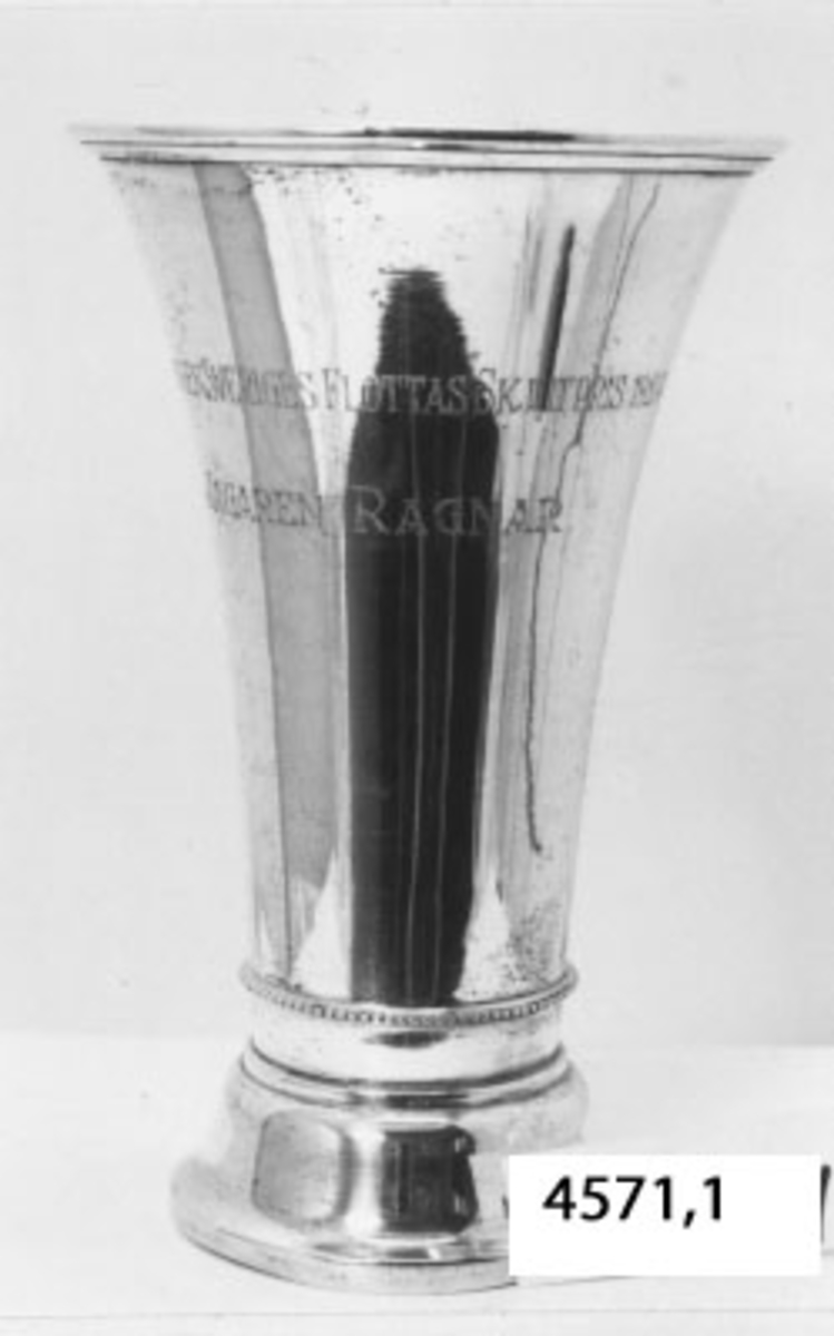 Pokal av silver. Utgörande pris i skjutning 1924.
På pokalen ingraverat: Föreningen Sveriges Flottas Skjutpris Jagare Ragnar 1924. Kapten M. Giron Löjtnant K. Posse K.5-531 Höglund K.5-193 Bergdahl K.5-143 Söderberg och K.5-649 Magnusson.