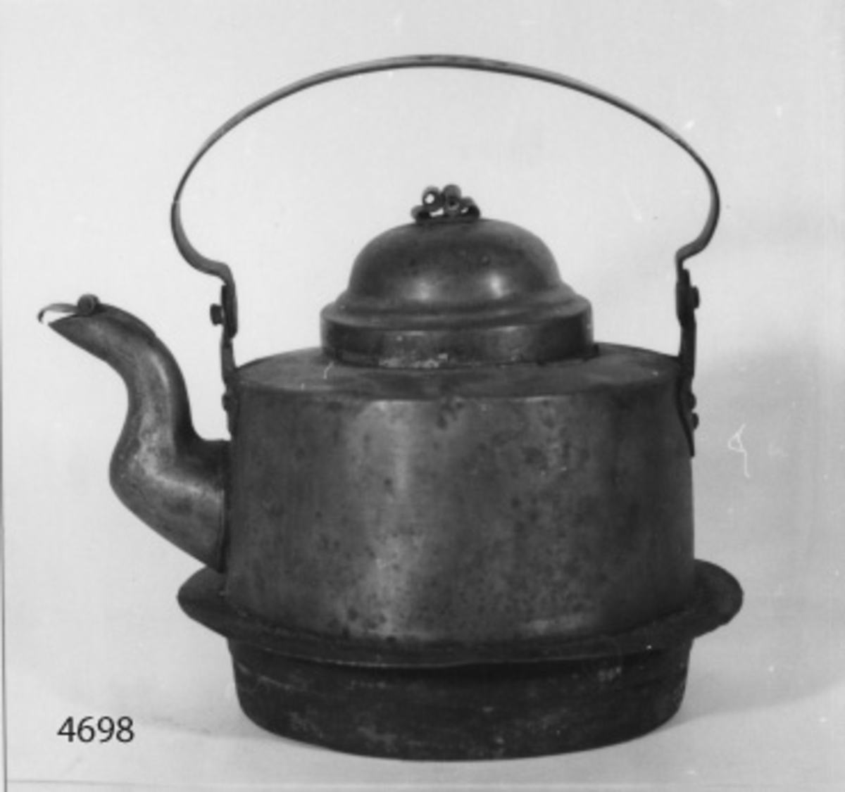 Kaffekittel om 2 1/2 liter, cylindrisk. Koppar. På handtaget märkt: Svea. Har tillhört pansarbåten Svea.