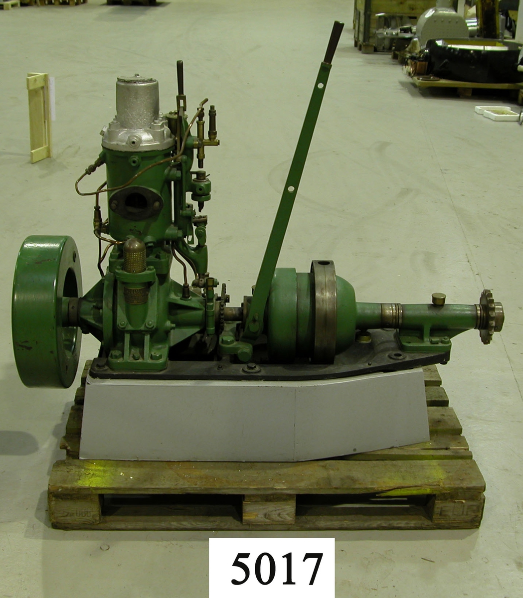 Motor, avance-. Encylindrig, för fotogendrift. Har tillhört jagaren Modes motorbåt (äldre).
Motorn encylindrisk med tändkula samt inbyggt vevlager. På axelns främre del ett kraftigt balanshjul med utdragbart handtag för start av motorn. Axeln försedd med friktionstrumma för in- och frikoppling av propelleraxeln. Motorn märkt: Avance Petroleum-motor Made in Sweden  Stockholm.No 1617 HP EFF 5 Min  H V 600