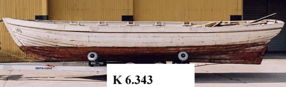 Kravellbyggd, vitmålad. För 10 roddare (10-huggare).

Tillbehör: roder och roderpinne.