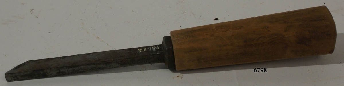 Lockbettel, stämjärn.