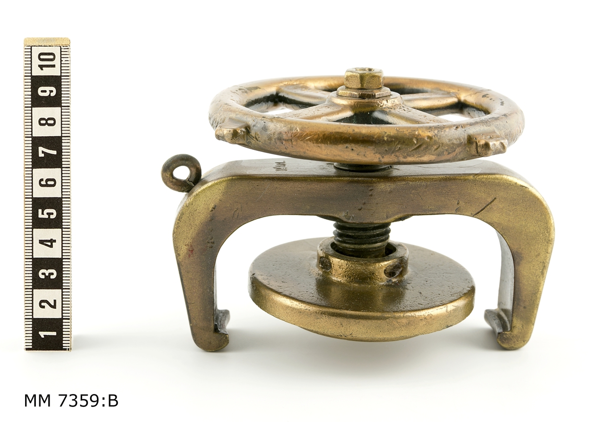 Lock av två cylindriska plattor med olika dimension av metall som skruvas fast på mynningen av 57 mm kanon med hjälp av en skruvmekanism och en u- formad metallklo.
Skruvmekanismen är försedd med en fyrekrad ratt. På en av ekrarna, på metallklon och på lockets undersida och kanter står instansat "No 101". Allt utom skruvgängan är målat med guldfärg.