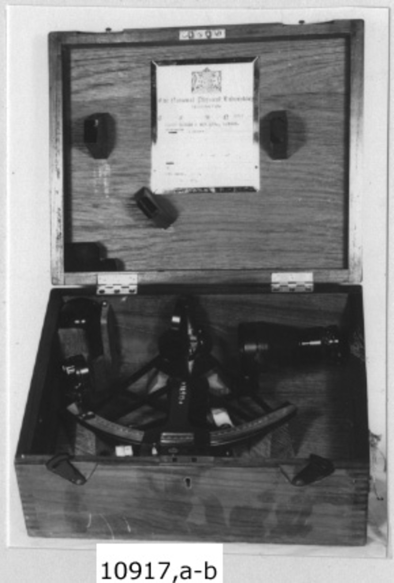 Förvaringslåda av mahogny.
På lockets innersida etikett med engelsk text, bl.a. "Sextant" samt 20 th March 1935.
Anm. Enligt uppgift från Nautiska sektionen, MKS, är instrumentet en kvintant och ej som beteckningen på lådan anger en sextant