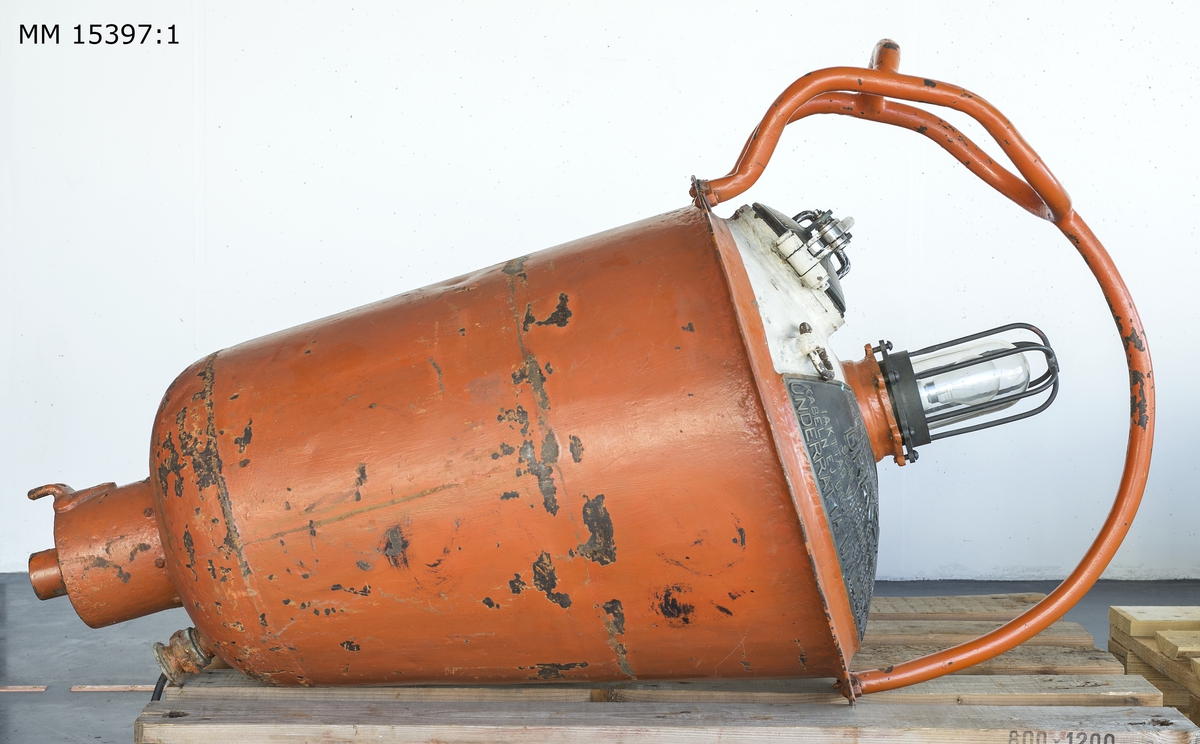 Telefonboj, rödfärgad, konformig  metallboj med stålbygel och vitfärgad överdel. Överdelen består av en lampa med skyddsnät och intill denna en behållare  med diametern 130 mm med tätslutande lock i vilken en telefontub ligger placerad (se MM 15357.2). På bojens överdel sitter två skyltar med svensk och engelsk text fastgjorda.
Skylt 1: "Telefonboj med telefonkabel till U-båten Draken som har sjunkit. Iakttag varsamhet så att kabeln ej utsättes för påfrestning. Underrätta Myndigheterna".
Skylt 2: "Telephone Buoy with cable of the Swedish submarine Draken, here sunk.  Be careful, cable must not be strained. Inform Swedish Authorities".