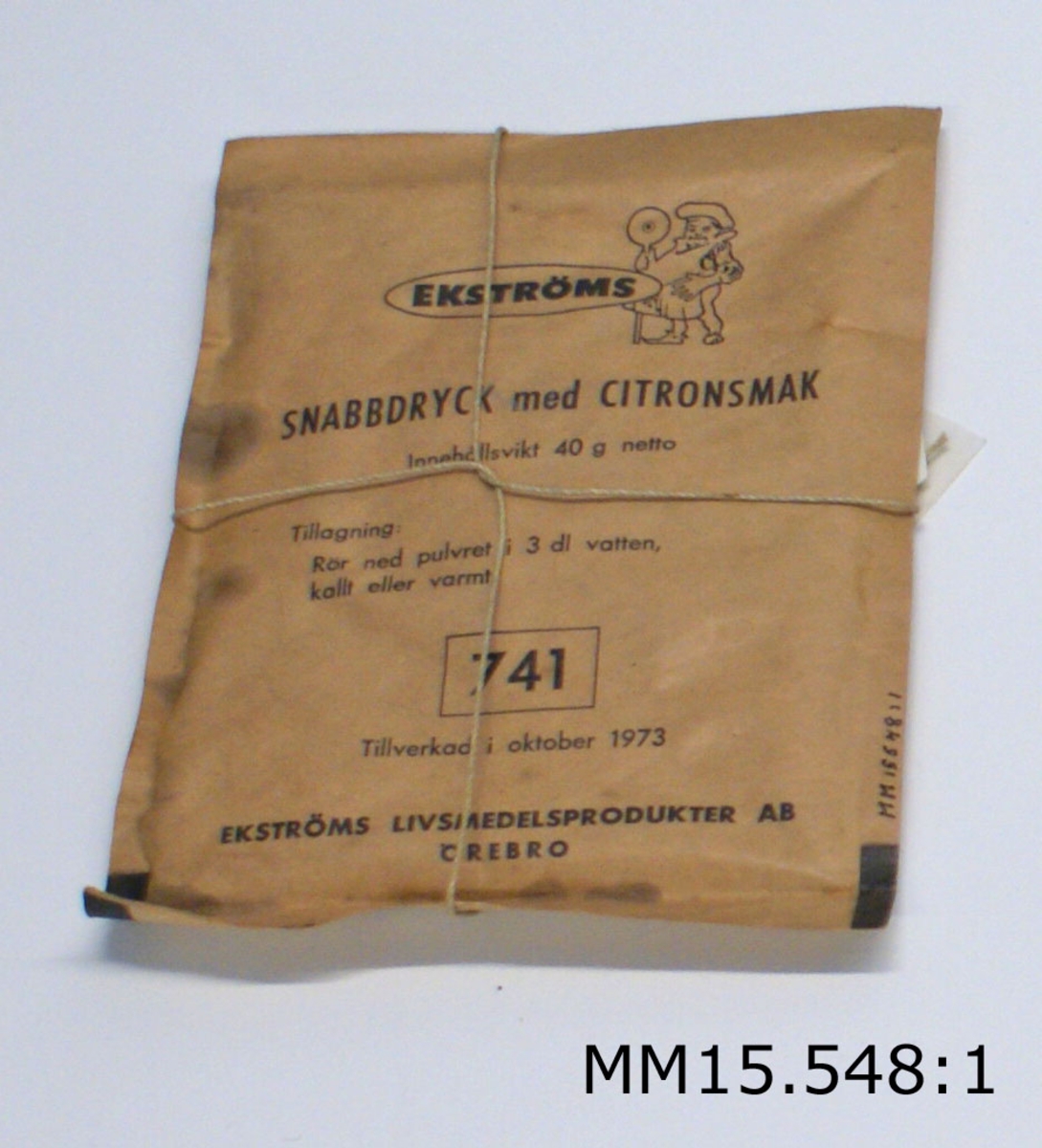 Torrförpackning, snabbdryck citronsmak 40 g. Pappersförpackning. Rektangulära påsar med torrförpackat livsmedel av Ekströms livsmedelsprodukter AB, Örebro, tillverkning.