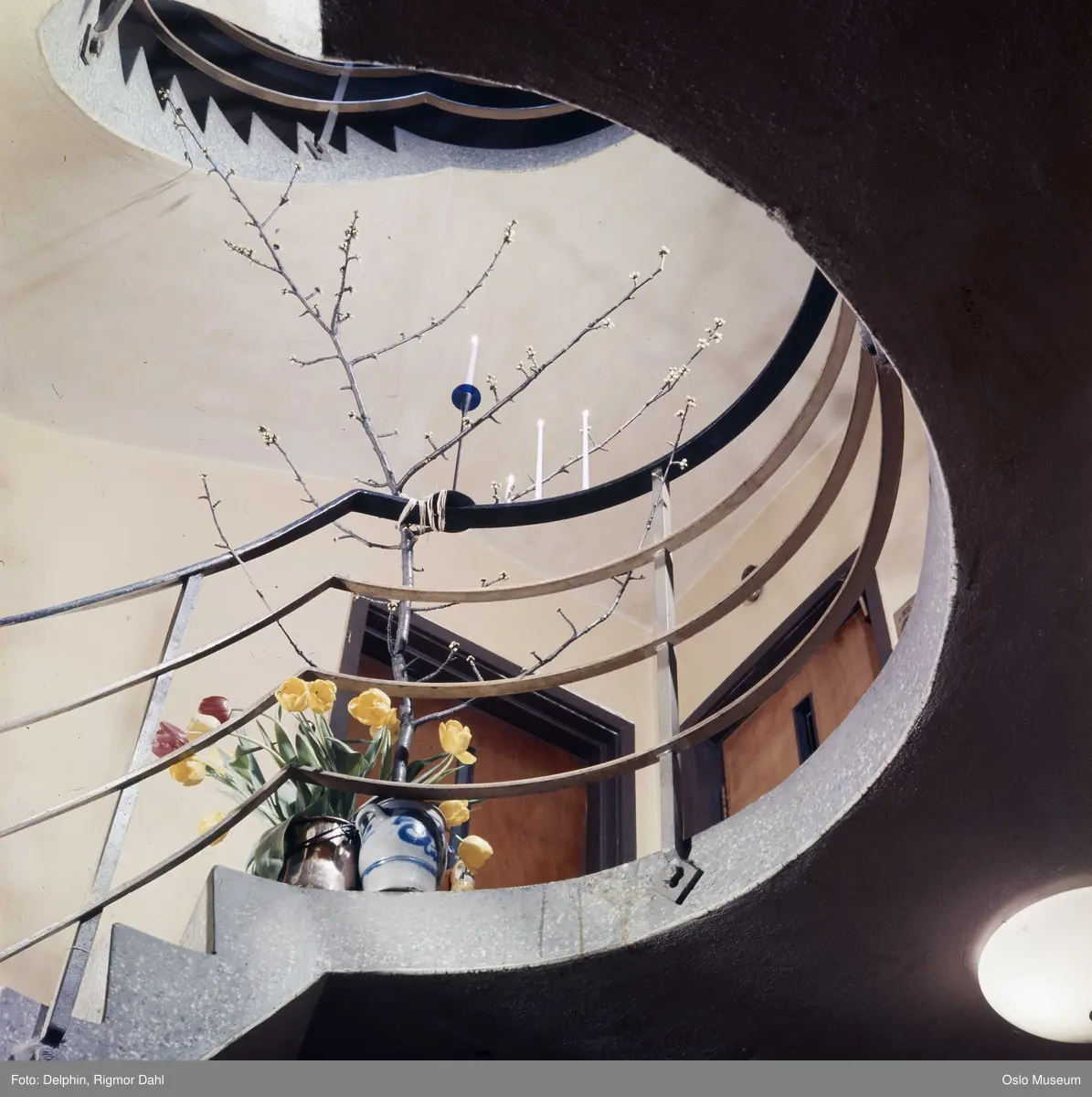 boligblokk, interiør, trappeoppgang, blomsterdekorasjon