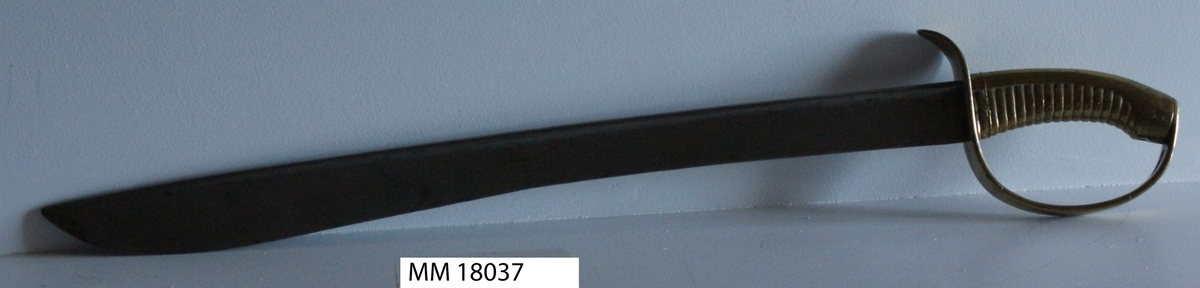 Huggare m/1846 för skeppsgossekåren med eneggad klinga av stål, Hafströms konstruktion. Fäste helt i mässing med räfflad kavel och parerstång som övergår i handbygel. Märkt : "1:C 86" instansat på parerstången, samt "82" instansat på en liten rund mässingsbricka, fästad med mässingstråd runt kaveln.