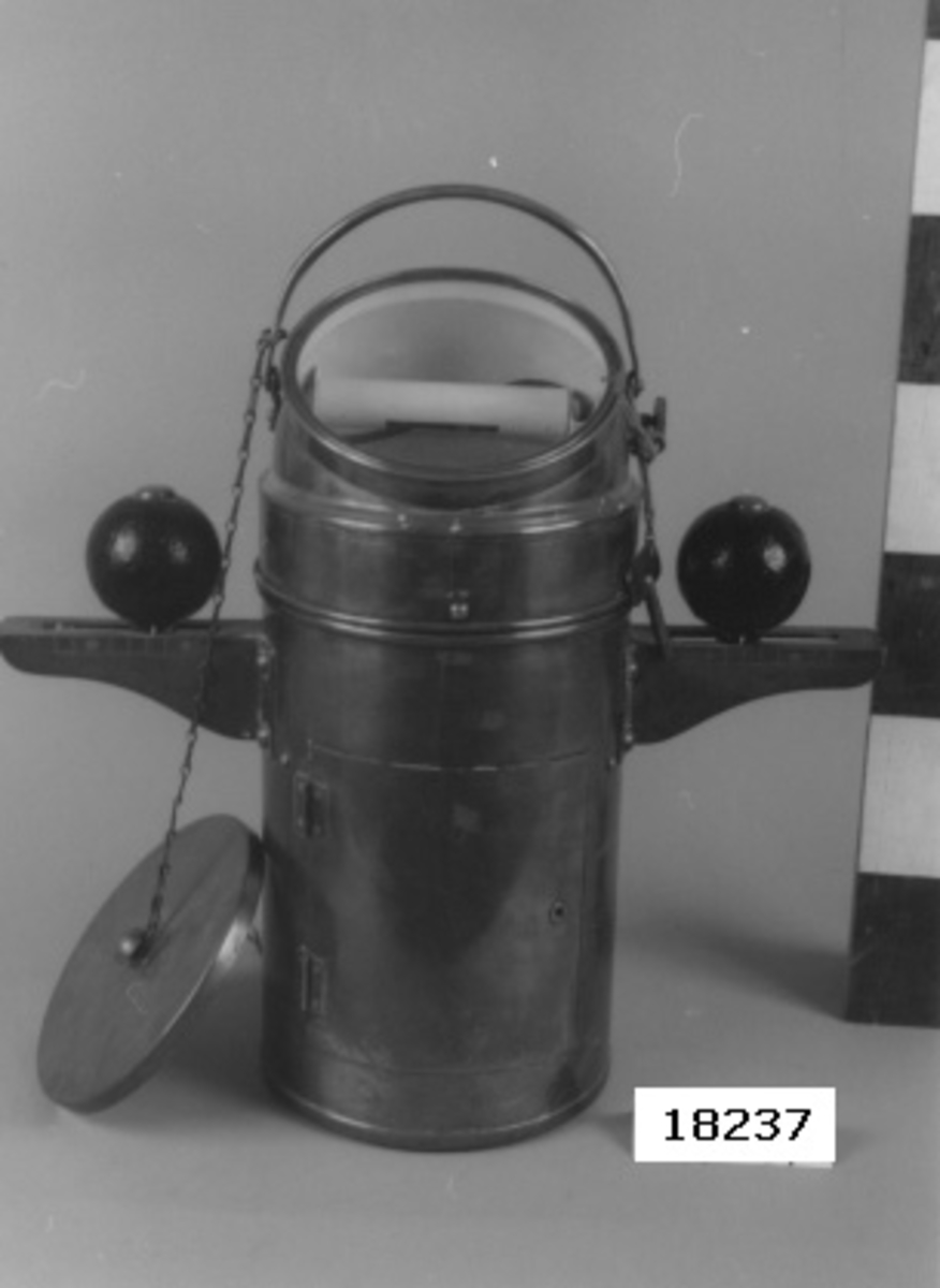 Kompass i cylinderformat hus av mässing by G.W. Lyth