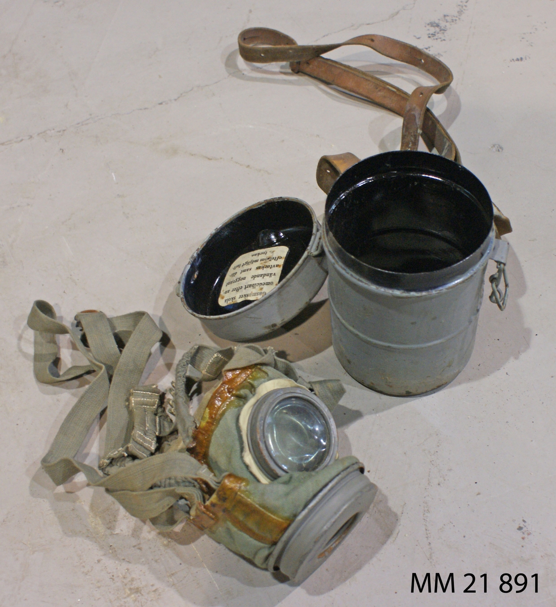 Gasmask M/23 bestående av behållare, ansiktsskydd och imskivor: Nr 80:1 storlek nr 1: nr 80:2 storlek nr 2: nr 80,3 storlek nr 3. Dimensioner avser behållaren.