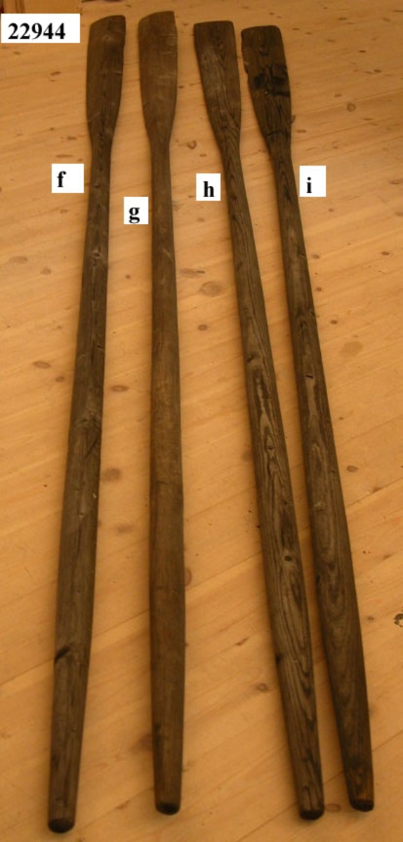Enkel, rund åra i ett stycke med årblad som fasats till en genomskärning som liknar en tillplattad romb.
Åran används i rund årtull. Den fjärde av fyra åror.