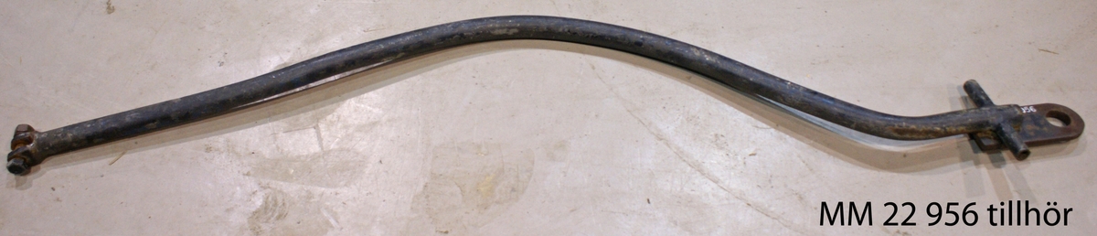 Dykarfarkost R2 avsedd för två dykare. Dykarfarkost som inte har tryckskrov. Skrovet är droppformat och avslutas i aktern med en trebladig propeller omgiven av en fast dysa och korsroder. På vardera sidan av fören sitter dykroder. Två dykare kan sitta bredvid varann i förarkabinen. För om den finns instrumentering med bl a tre separata trycksäkra kärl för vardera gyro, hydrofon och kommunikation. Akter om förarhytten finns utrymmen för luftkärl, batterier (24 volt avsedda för framdrivning, hydrofon, gyro, strålkastare och larmfunktioner resp 12 volt avsedda för  logg och personvärmare), förrådsutrymme och maskinrum.
Farkosten ligger på en fyrhjulig dragvagn med böjd dragstång. Vagnen är original från Jugoslavien.