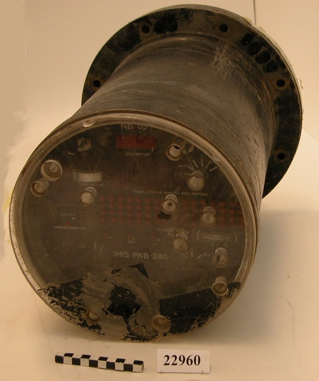 Ett instrument med flera inbyggda funktioner som tex amperemeter, batterikapacitet, termometer och (sannolikt) indikator för sonarsignaler.
Texten på jugoslaviska. På tavlans mitt står med versaler "IHIS PKB-380" och över voltmetern allra överst "Nb.03". Övrig text står i anslutning till olika skalor och mätare och förklarar sannolikt deras funktion.
På undersidan finns utgång för fem kablar med trycksäkra förskruvningar.