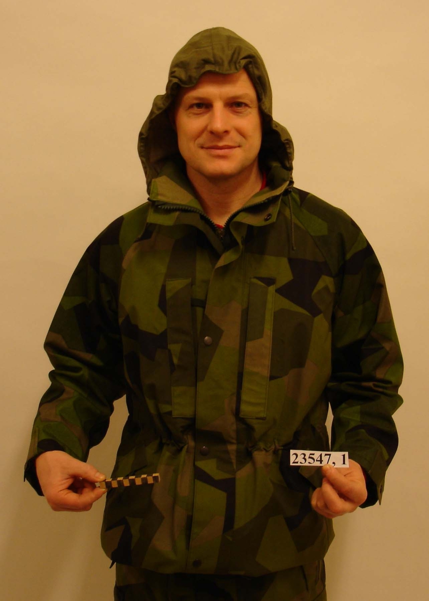 Fältjacka 94 Adyk består av tyg i Gore Tex i kamouflage, en kamouflagestruktur som fältuniform 90 och andra uniformspersedlar med "90-tyg" har. Jackan har hög krage som inte tillåter fästande av gradbeteckning eller vapenslagstecken. I nacken finns en grönfärgad luva med dragskor samt baktill en kardborrerem. Luvan är inrullningsbar och i uniformsjackans nacke finns ett fack för luvan. Sömmarna är tejpade. På vissa av jackans partier är de kamouflerade fälten mörkare och grövre än övriga. Jackan har två bröstfickor och två fickor i midjehöjd. Alla dragkedjor är försedda med överlappande textilpartier för att förhindra vatteninträngning. Jackans insida är försedd med en innerficka och ett pennfack i "90-tyg". Insidan är för övrigt försedd med enfärgat, grönt och hålförsett, tyg. I jackans midje- och nederdel finns dragskor på respektive sida av jackan. I jackans nacke finns en vit ögla för upphängnad försedd med texten "MADE IN SWEDEN" i svart. Under innerfickan finns diverse tillverknings- och storleksinformation på två stycken textillappar. På jackan finns inga hållare för namnbricka.

Foder av 100% polyester. Yttertyg av Gore Tex.

Fältjackan är avsedd att passa en kroppslängd om 175-180 cm och en maxvikt av 75 kg.