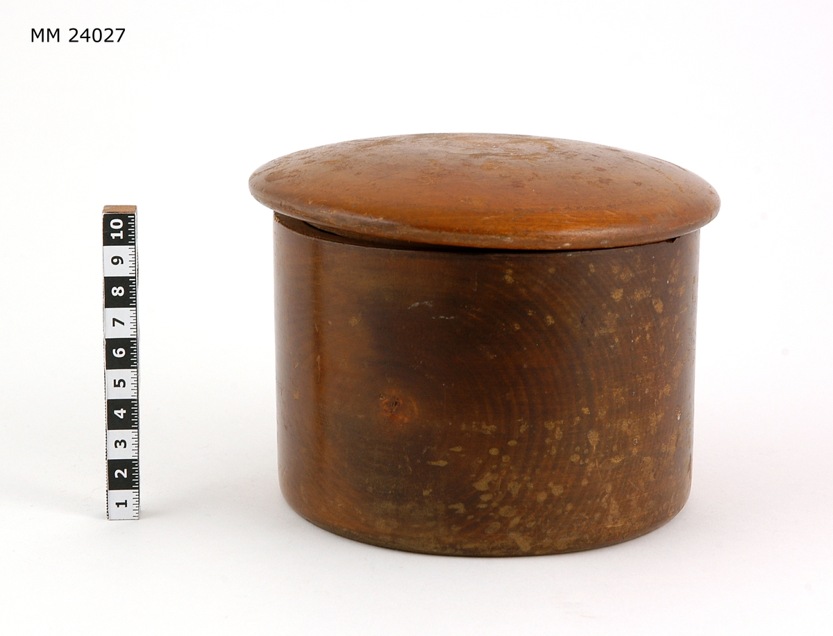 Träask, rund med lock (X 174). Slät utsida. Text på insidan av locket: Från Kvinnogillet i Gefle 1941.
