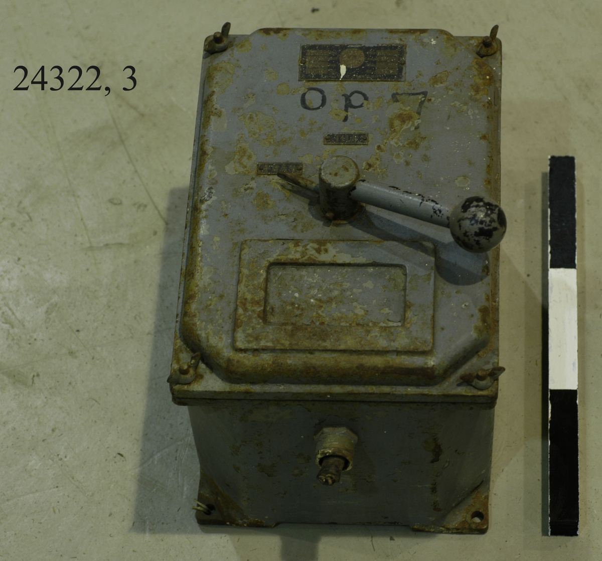 Strömfördelare till strålkastare för bruk ombord på minsveparen HMS Landsort (levererad 1939).