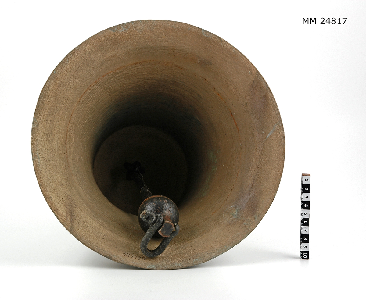 Skeppsklocka med kläpp. Inskription: H.M.Jagaren Magne. Överlämnad till SSS ÖrlB V vid fartygets utrangering. Jagaren blev några år före utrangeringen ombyggd till fregatt.