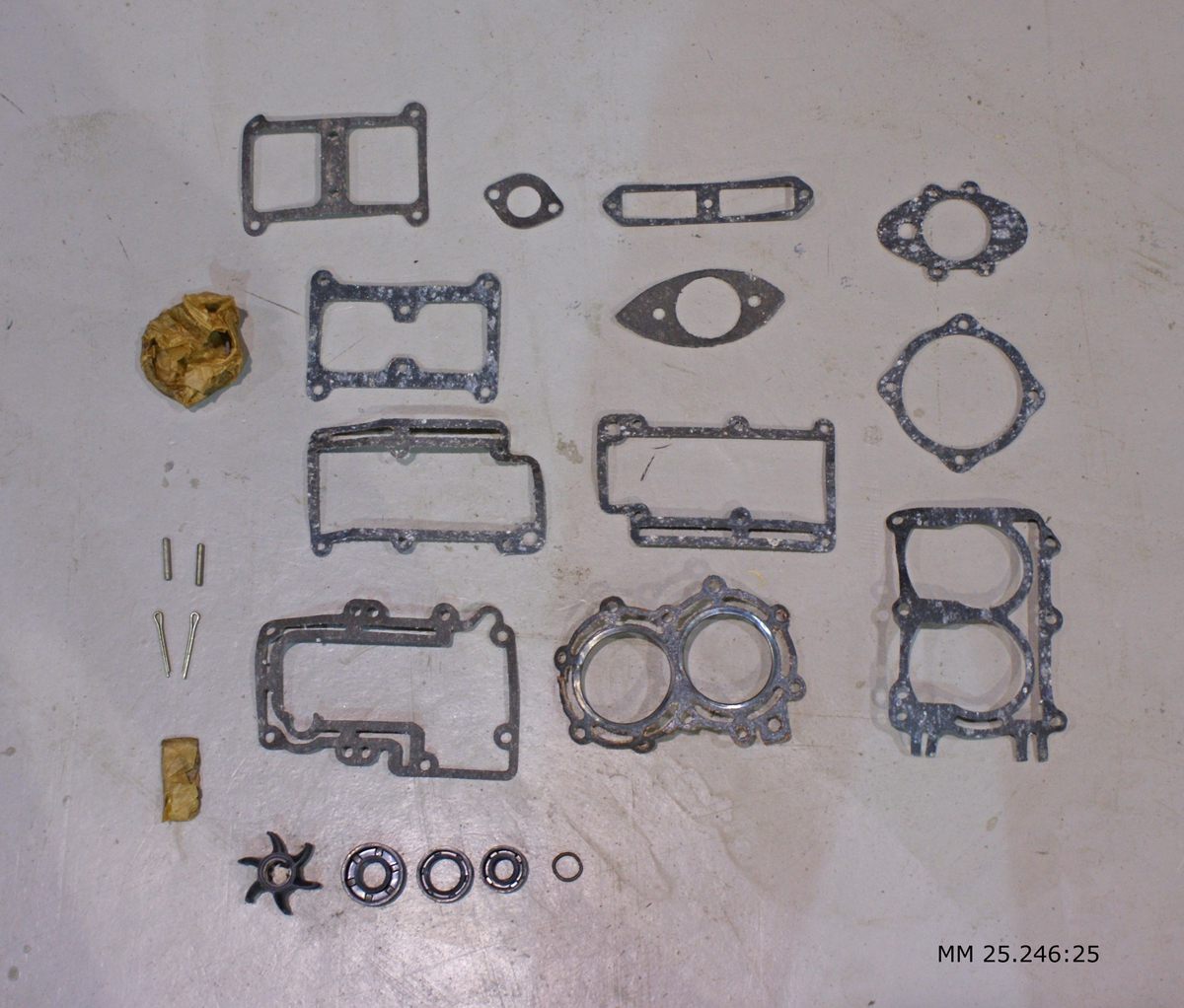 Sats med reservdelar som består av:
12 st packningar av varierande storlek
1 st impeller av gummi
3 st gummipackningar/ringar av varierande storlek
2 st metallsprintar
2 st metallklämmor
1 st metallring av virad ståltråd (fjädrande)
1 st kolvring
1 st sats med vita metallbleck