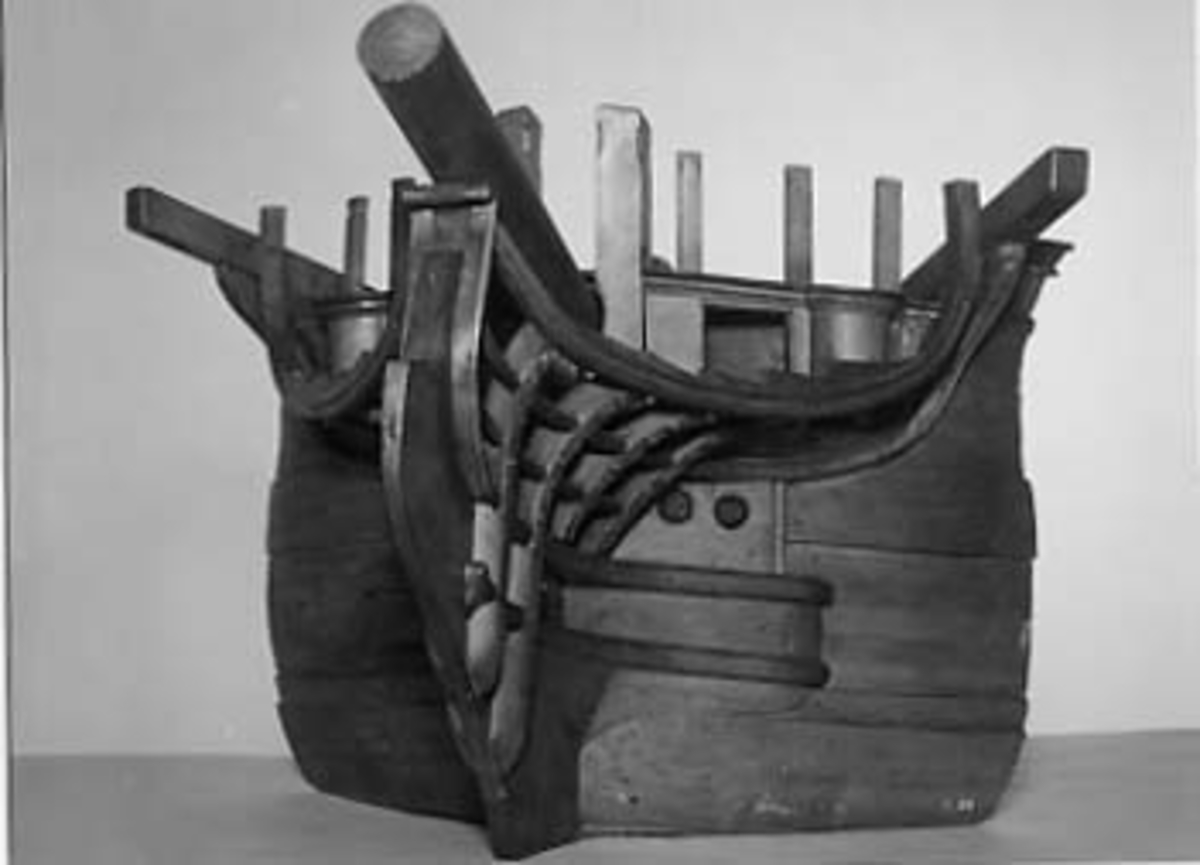 Förskepp av linjeskepp med galjon och del av bogspröt, Å galjonskorgen skulpturer av pastellage. Försedd med märla för väggupphängning.