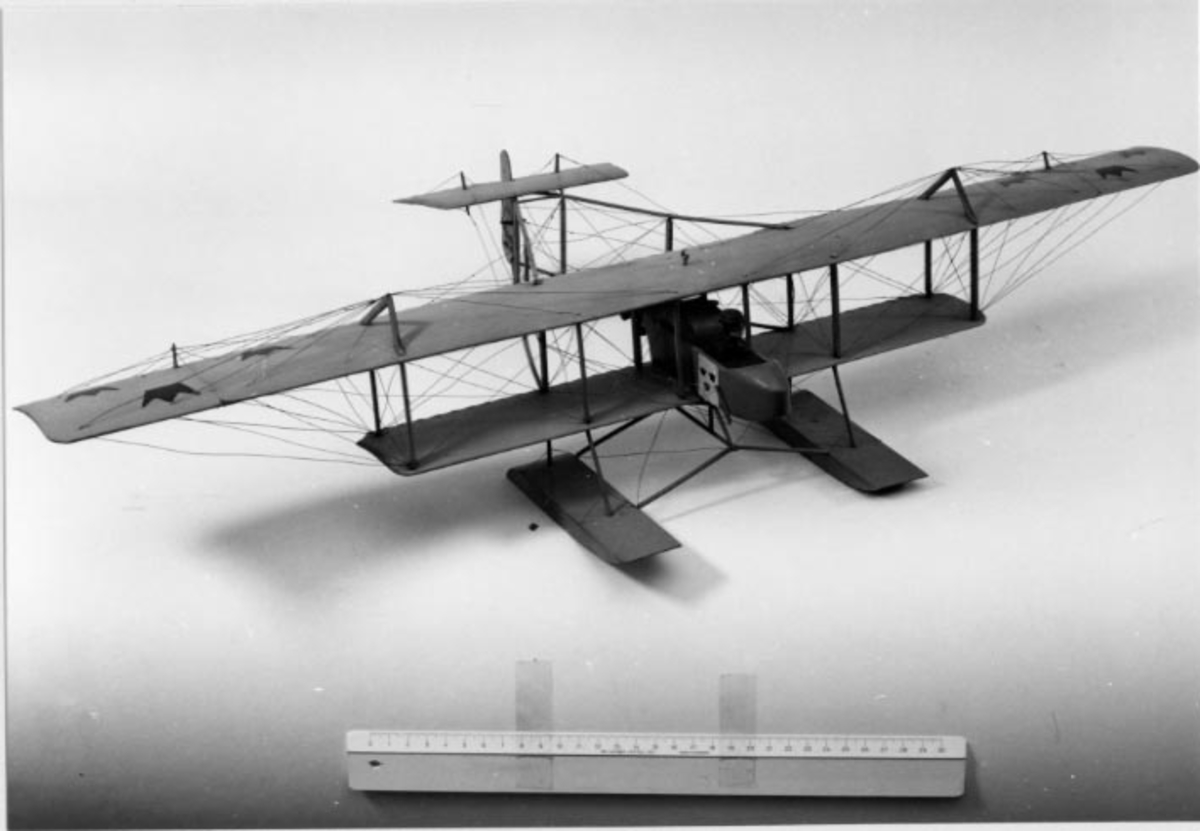 Flygplan, Farman HF 23. Enmotorigt biplan med två stora och breda samt en liten flottör. Vingarna smala, den övre nära dubbelt så lång som den andre. Vågformade akterkanter. Liten flygkropp med sittrum framtill och motor baktill.

Stjärtstycke gallerverk av metall med en mindre bäryta försedd med två horisontala roder. Ett vertikalt roder. I övre vingens yttre akterkanter två horisontalroder. Gråmålad med blå flottörer. Tre kronor å vingar och flygkropp, svensk örlogsflagg å vertikalrodret.