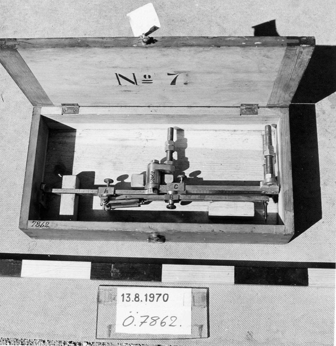 Torpedsikkte,lika föreg. N:o 7854. Tillhört
torpedbåten Gere (N:o 7). Tillh. Låda märkt
N:o 7.

Modellkammaren i Stockholm 1922.
För dubbel stävtub. 38/cm.