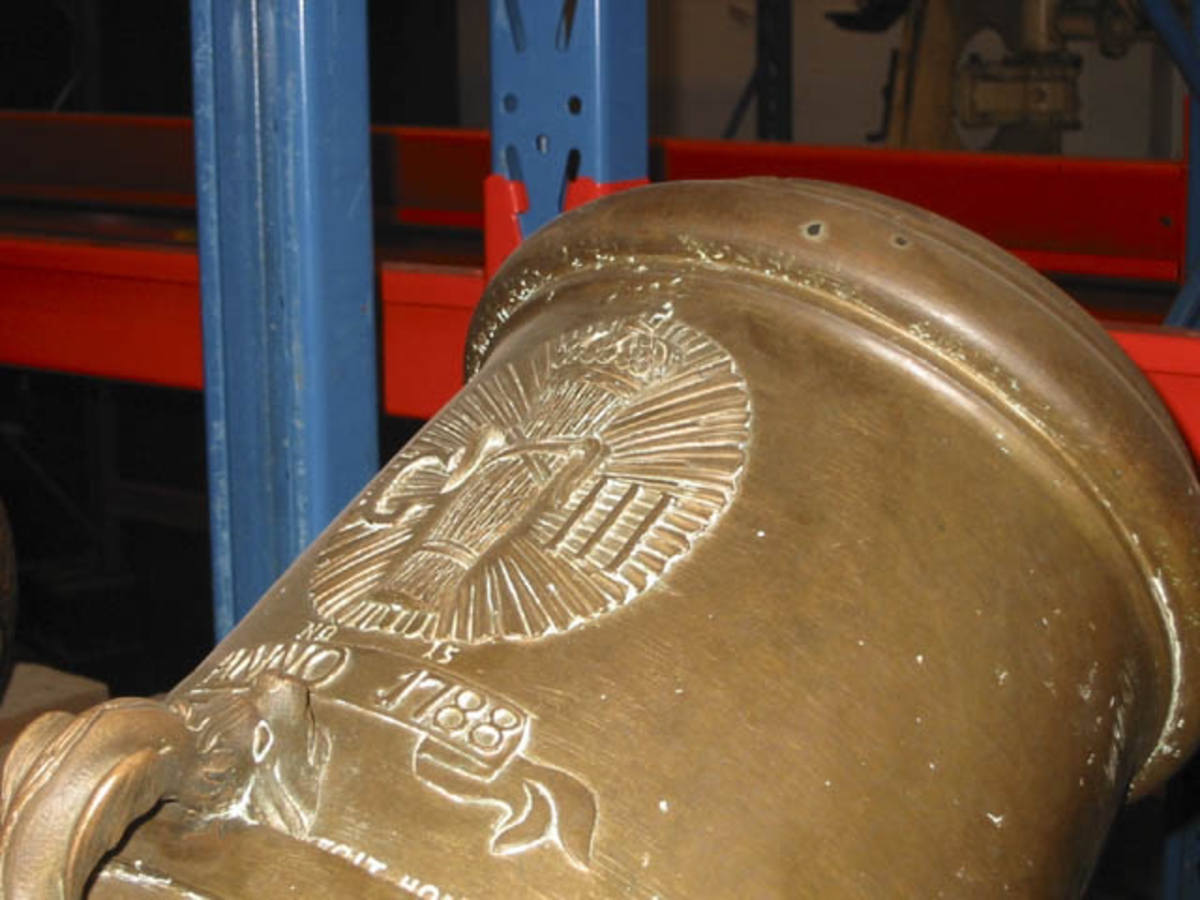 Mörsare, 48-pundig. Tillhörande fotblock av ek. Dimensioner: 88 x 60 x 27 cm.