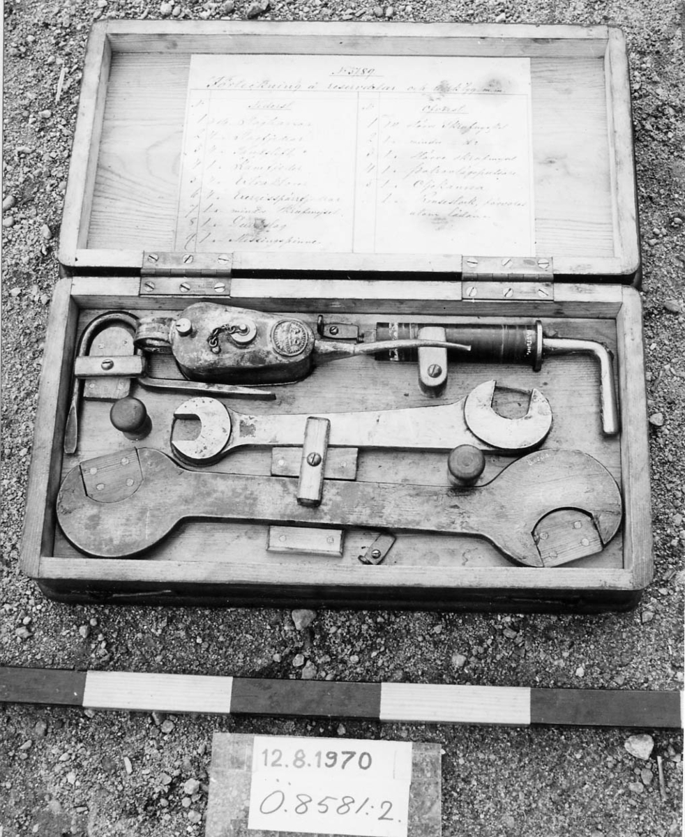 Kulspruta, 25 mm 4-pipig M/1877. Beskrivning: se ?Artilleri och handvapen? 1899 sid 120. Märkt å mässingsbricka: Gerda No 3789. Monterad till lavett M/1877. Gråmålad kon av stålplåt med fyra urskärningar. Tillhörande magasin, 9st, varav 7 st
svartmålade med vit pil. Övriga gråmålade utan pil. Dimensioner: 17 x 25 x 32 cm.
Tillhörande verktygslåda av svartmålat trä med lock och två haspar. Märkt: 4p. 25 m/m K/S No 3789. Innehållsförteckning å lockets insida. Samtliga delar finnas utom ?durkslag?  och ?mejsel? till skaftet.
Dimensioner: 43 x 23 x 11 cm.